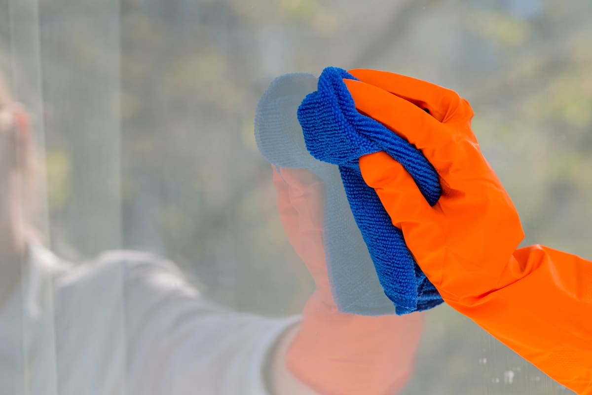 El limpiador combina agua, vinagre y alcohol isopropílico; incluso sidra de manzana