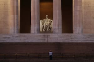 El Lincoln Memorial se ve el día después de que una turba pro-Trump irrumpió en el edificio del Capitolio de Estados Unidos, el 7 de enero de 2021 en Washington, DC