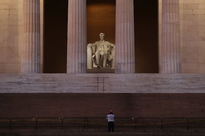 El Lincoln Memorial se ve el día después de que una turba pro-Trump irrumpió en el edificio del Capitolio de Estados Unidos, el 7 de enero de 2021 en Washington, DC
