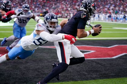 El linebacker Harold Landry III (58), de los Titans de Tennessee, captura a C.J. Stroud (7), quarterback de los Texans de Houston, en la zona de anotación para un safety durante la segunda mitad del partido de la NFL, el domingo 24 de noviembre de 2024, en Houston. (AP Foto/Eric Christian Smith)