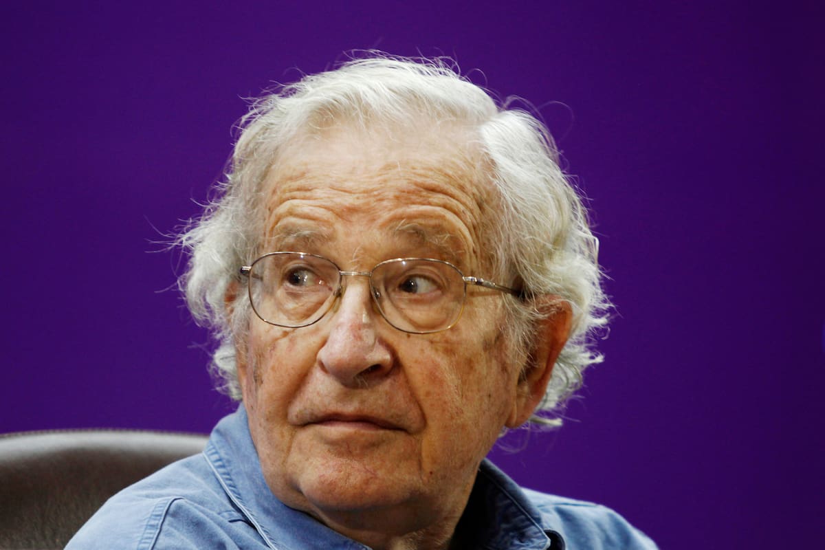 El lingüista estadounidense Noam Chomsky, dado por muerto este martes, seguirá el tratamiento médico en su casa de San Pablo