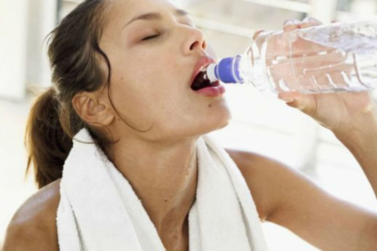 El líquido que se pierde por sudar es necesario reponerlo bebiendo agua y otras sustancias hidratantes.