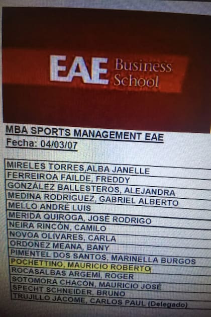El listado de alumnos es de 2007, de la Escuela de ciencias empresariales EAE, en Barcelona..., y a la hora de dar el presente aparece Mauricio Roberto Pochettino, que un año antes había dejado de jugar
