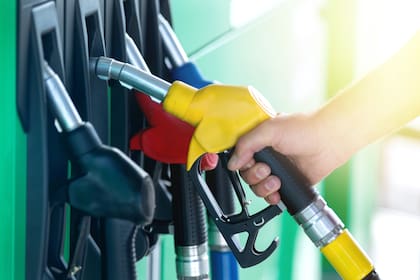 El litro de nafta súper de YPF cuesta $1059 y la premium, $1309; la de gasoil súper vale $1084 y la premium, $1334, en CABA