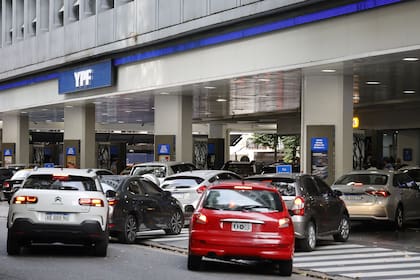 El litro de nafta súper de YPF en la Ciudad de Buenos Aires ya cuesta $800 (US$0,95), mientras que la premium, $987 (US$1,17)