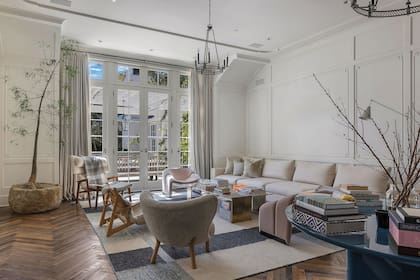 El living, al igual que los demás ambientes de la mansión, son luminosos y están decorados con muebles cómodos, en colores neutros.