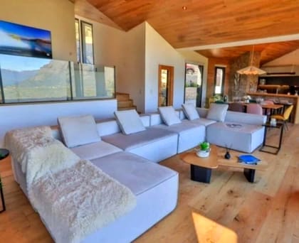 El living, amplio y luminoso, se integra de manera fluida con la cocina, sin divisiones, creando un espacio continuo y abierto