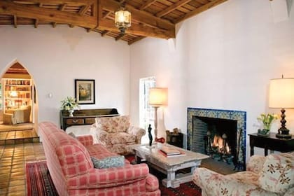 El living aún conserva los pisos originales y los techos abovedados. Lo mismo ocurre con los azulejos que rodean el hogar, que trajo la estrella de sus viajes a México.