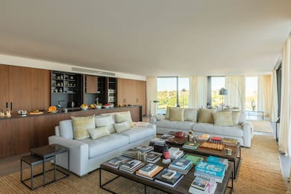 El living comedor, que tiene sillones con almohadones de terciopelo blanco y oro, fue ambientado con muebles comprados en la reconocida marca estadounidense Restoration Hardware.