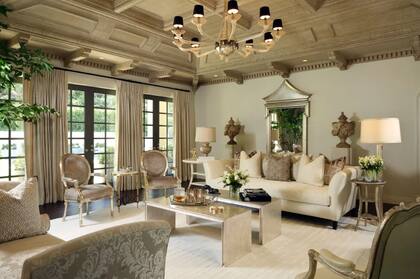 El living completamente decorado en tonos arena y coco