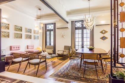El living, con aire de hogar, está decorado con muebles de distintas épocas.