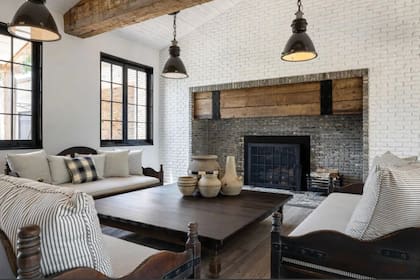 El living. Con cinco habitaciones y siete baños, la vivienda cuenta con vigas de madera, lámparas estilo galpón y muebles y aberturas en blanco y el negro, los colores favoritos de Diane, que se aseguró de tener espacio suficiente para su colección de sombreros, camisas, corbatas, anteojos, guantes y trajes