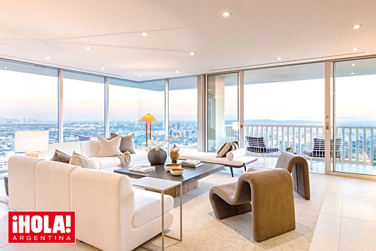 El living, con sus enormes ventanales que ofrecen unas vistas impresionantes de la ciudad. La luz natural invade todo el ambiente.