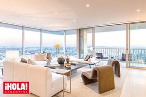 El living, con sus enormes ventanales que ofrecen unas vistas impresionantes de la ciudad. La luz natural invade todo el ambiente.
