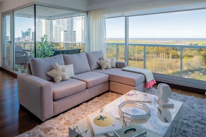 El living, con sus grandes ventanales, del piso al techo, dejan apreciar la fabulosa vista al río. Todos los muebles son de Fontenla.