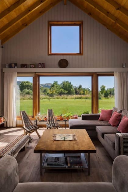 El living con un amplio ventanal