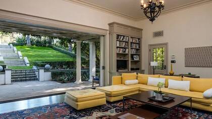 El living con vista a los jardines con desniveles