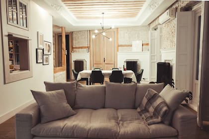 El living cuenta con un cómodo sillón de tres cuerpos para recibir visitar o para descansar.