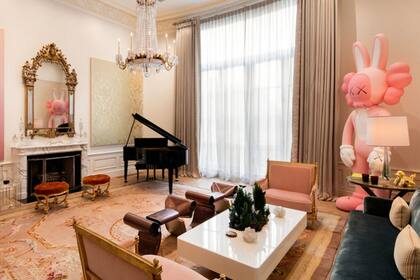 El living cuenta con un piano y una de las chimeneas de la mansión