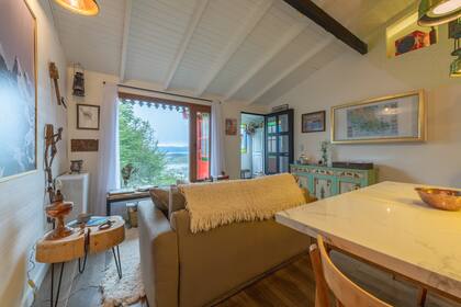 El living de esta casa ubicada en Tierra del Fuego con vista al Canal de Beagle