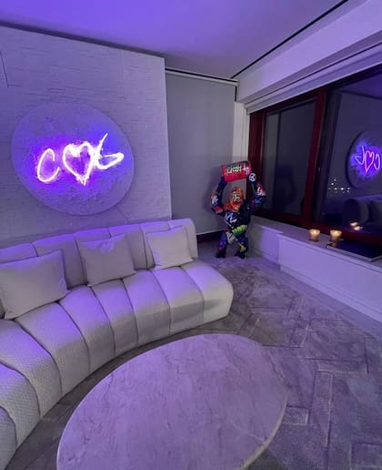 El living de la casa de CR7 y Georgina con sus nuevas piezas de arte. Crédito: Instagram