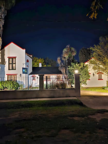 El living de la casa de los dueños se transformó en una cálido bistró francés