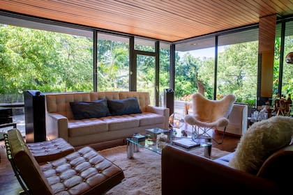 El living de la casa de Pancho Dotto en Punta Chica, con vista abierta al río