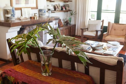 El living de la estancia, con fotos y recuerdos de la familia.