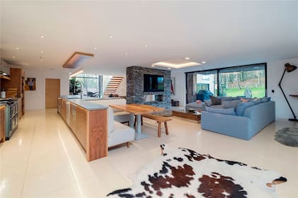 El living de la mansión donde vivían Cristiano Ronaldo y Georgina Rodríguez en Manchester