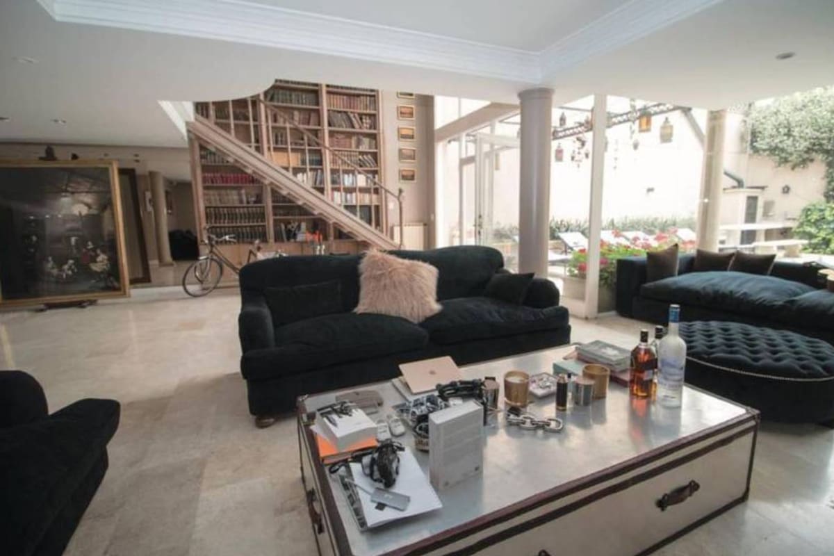 El living de la nueva casona de Benjamín Vicuña tiene vista al patio y es muy luminoso