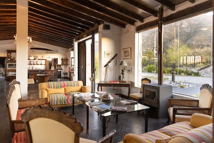 El living de la posada, con vista al valle de Pedernal