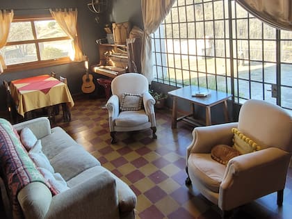 El living de Posada Las Vertientes, la mejor base para admirar los paisajes de Copina.