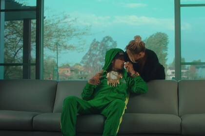 El living donde se grabó el video L-Gante pertenece a la casa de Wanda Nara (Foto: Captura de video)