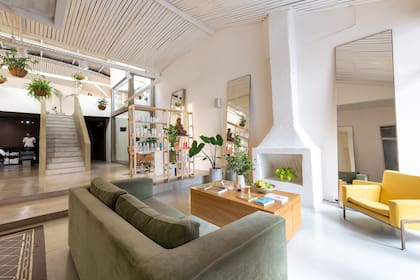 El living en tono al hogar ofrece un espacio que funciona como sala de espera y distribuidor