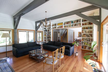 El living es uno de los espacios que más se ven en la película y tiene una chimenea y una biblioteca