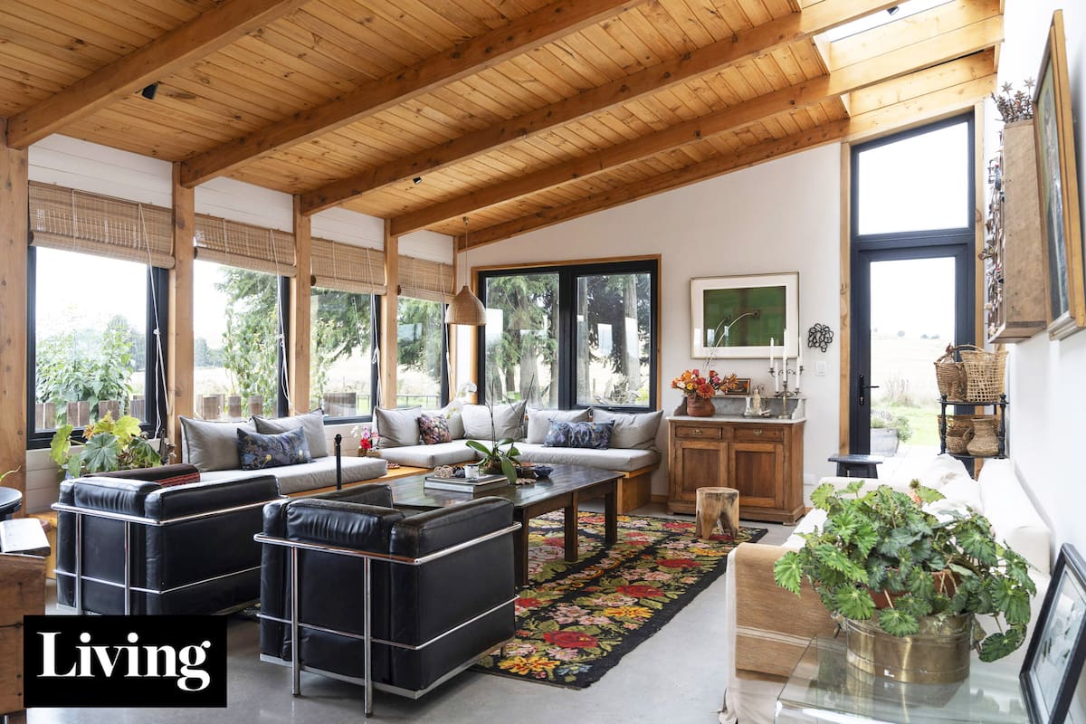 El living está compuesto por muebles adquiridos en anticuarios y viajes de la familia. La mesa con un acabado desgastado oscuro es de Do Muebles @do.muebles