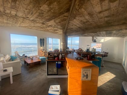 El living está ubicado en la planta superior y ofrece una vista panorámica al mar