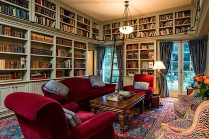 El living luce una nutrida biblioteca