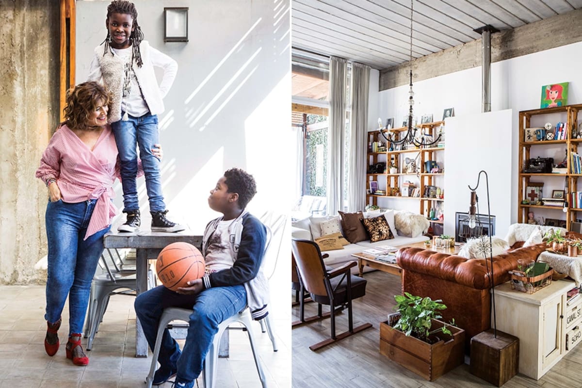 El living mira al jardín a través de un gran ventanal con cortinas (Pasión Chic). Sobre el sillón (Jazmeen Deco), almohadones varios (Marcelo Mazza). A cada lado del hogar, estanterías hechas con maderas de la obra