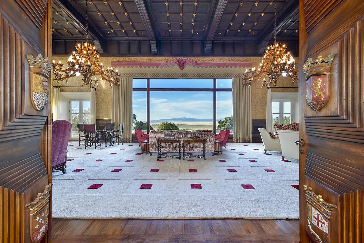 El living principal de Zorro Ranch ofrece una vista despejada sobre el desierto de Texas. La propiedad representaba una parte importante del patrimonio total de Epstein, que rondaba los 210 millones de dólares, según indicó en 2023 un abogado de la sucesión. (foto: realtor.com)