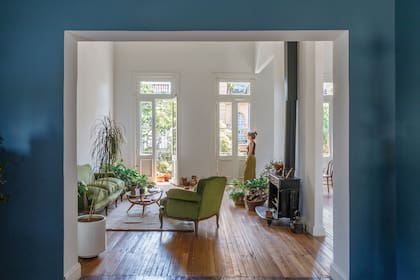 El living se equipó con muebles que la arquitecta trajo de su departamento anterior. Alfombra de lana natural (Elementos Argentinos).