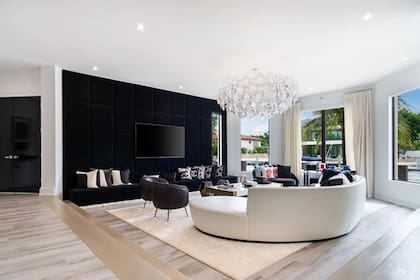 El living tiene un sillón semicircular con una vista directa a la TV