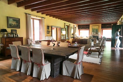 El living y comedor, decorados con calidez y confort, para sentirse como en casa.