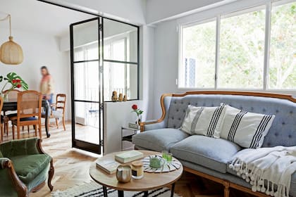 El living y el comedor se unifican gracias al piso original de parquet que fue rescatado e hidrolaqueado.