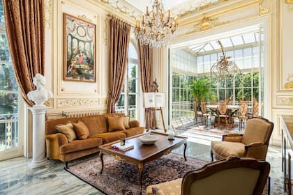 El living y la galería del lujoso palacio de las rosas, una de las opciones de la familia