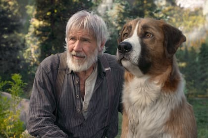 Harrison Ford y la enorme mascota concebida por medio de efectos digitales, los protagonistas de El llamado salvaje