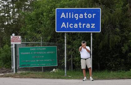 El llamado "Alcatraz de los caimanes" es un polémico centro de detención para migrantes cerca de Miami.