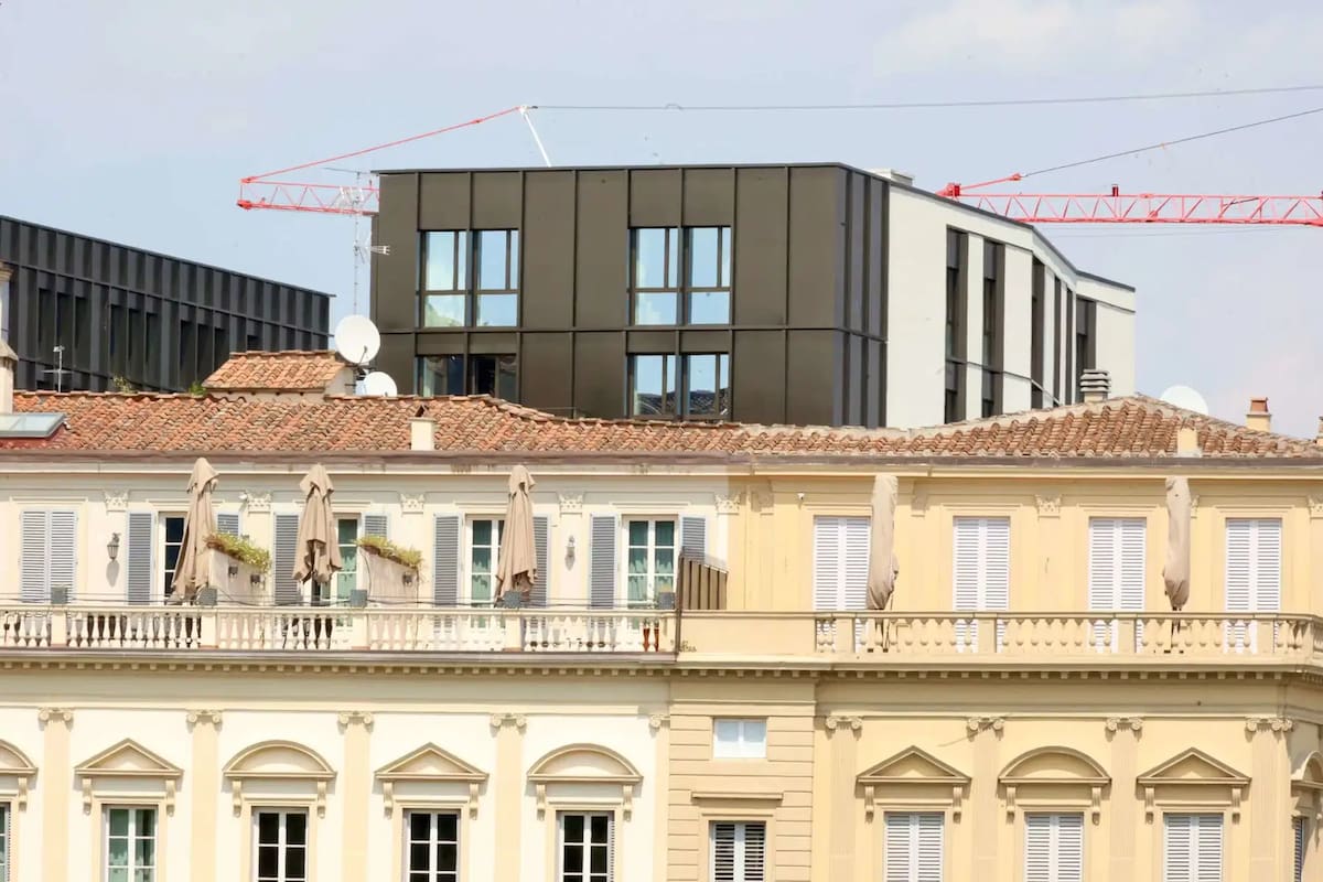 El llamado cubo negro levantándose en lugar del antiguo Teatro Municipal, visto más allá de los edificios de Lungarno Vespucci