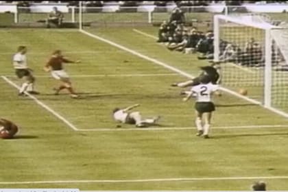 El llamado "gol fanastma" que le convirtió Inglaterra a Alemania en la final de 1966 (Geoffrey Hurst patea, la pelota pega en el travesaño y rebota en el suelo, pero no entra, aunque el gol se convalida) fue una inspiración para que Francisco López Romera creara el proyecto El fútbol del siglo XXI que luego, según él denuncia, se transformaría en el VAR