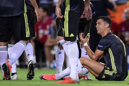 Antes del llanto, una sonrisa irónica: Cristiano la pasó mal en Valencia, donde Juventus ganó 2-0